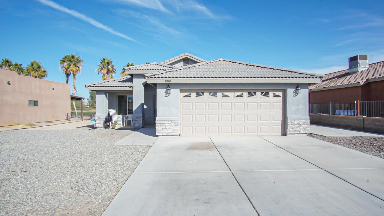 11811 Apache Ave in Wellton, AZ - Building Photo