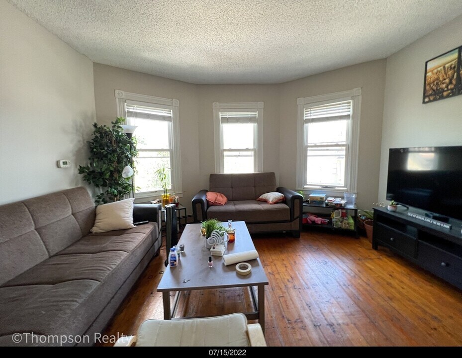 372 Medford St in Somerville, MA - Building Photo