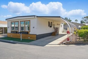 525 W El Norte Pkwy in Escondido, CA - Building Photo