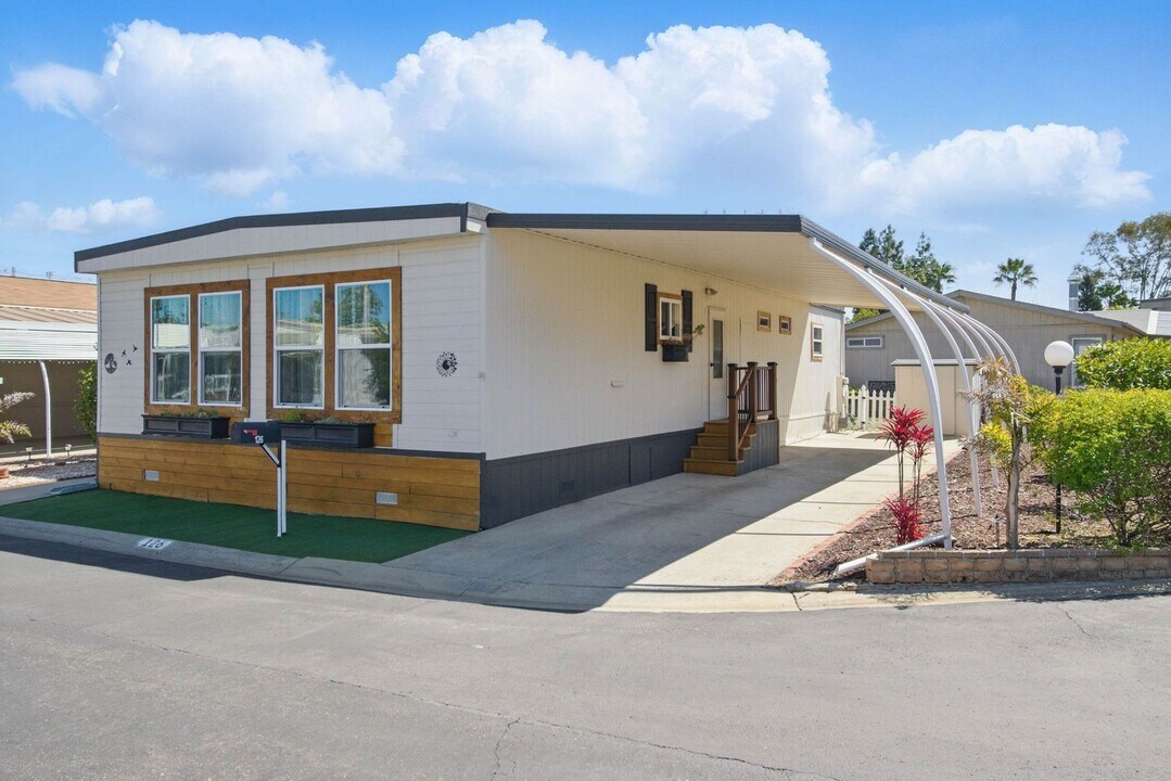 525 W El Norte Pkwy in Escondido, CA - Building Photo