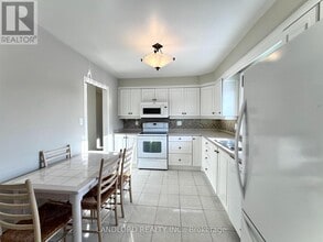 2294 Wyandotte Dr in Oakville, ON - Building Photo - Building Photo