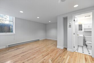1763 Beacon St, Unit 2 in Brookline, MA - Building Photo - Building Photo