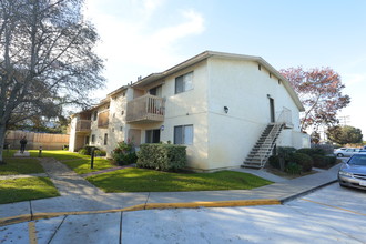 Burkhart Apartments in Chula Vista, CA - Foto de edificio - Building Photo