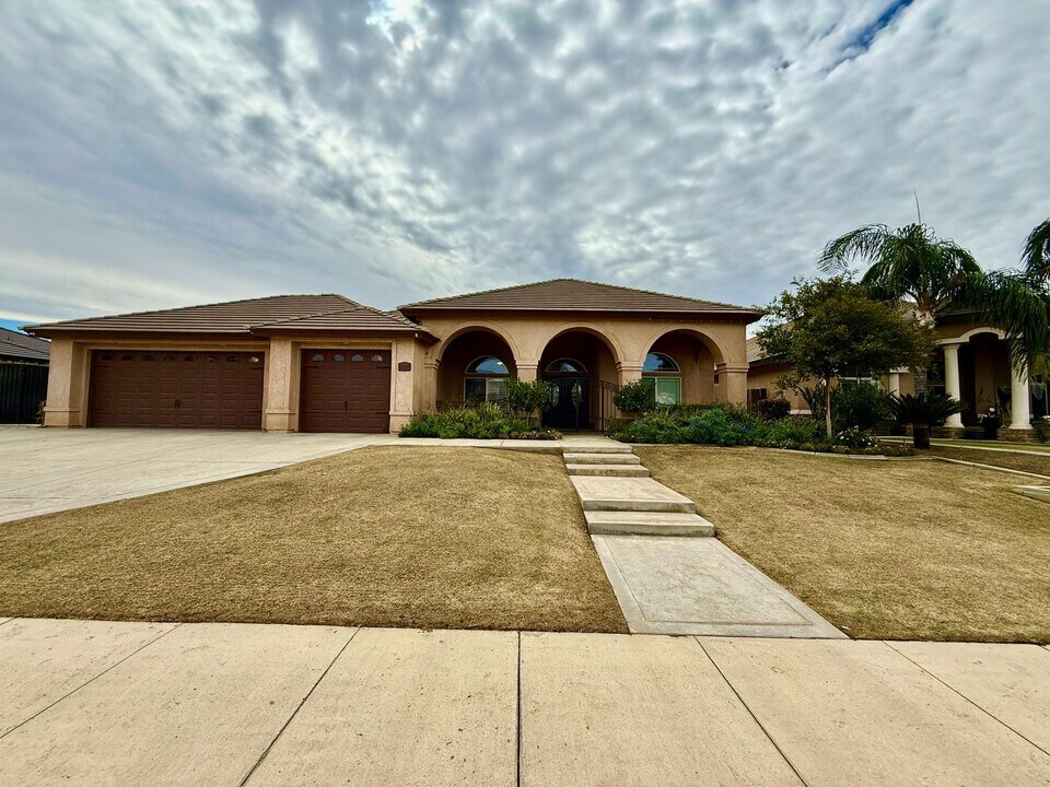 15417 Sequoia Grove Ave in Bakersfield, CA - Building Photo