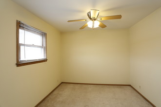 Mecherle Apartments in Bloomington, IL - Building Photo - Interior Photo