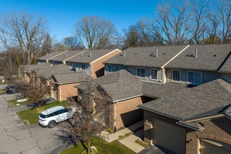 Newport Park Condos in Livonia, MI - Foto de edificio - Building Photo
