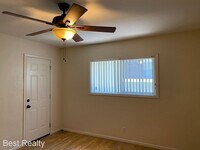 805 Oakwood St photo'