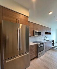 11903 NE 128th St, Unit 403 in Kirkland, WA - Foto de edificio - Building Photo
