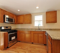 35 Pratt St, Unit 1 in Boston, MA - Foto de edificio - Building Photo