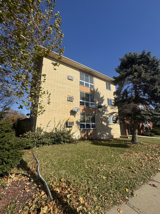 4656 W 87th St in Chicago, IL - Building Photo - Building Photo