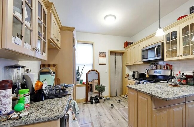 592 Broad St in Carlstadt, NJ - Building Photo - Building Photo