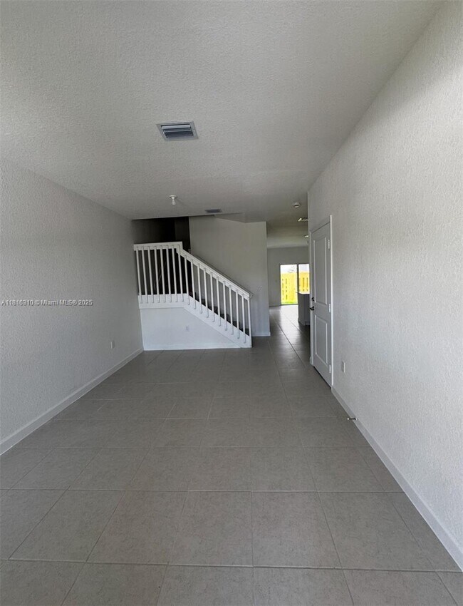 112 SW 184th Way in Pembroke Pines, FL - Foto de edificio - Building Photo