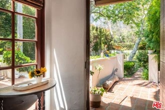 344 Entrada Dr in Santa Monica, CA - Building Photo - Building Photo