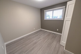10806-108093 93 St in Grande Prairie, AB - Building Photo - Building Photo