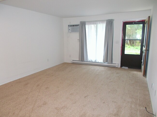 1688 Carriage S Ln, Unit a in New Berlin, WI - Building Photo - Building Photo