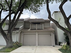 16 Alpine Ct in Bellaire, TX - Building Photo