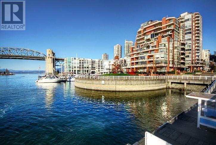 1675-1675 Hornby St in Vancouver, BC - Building Photo