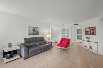 3871 Via Poinciana in Greenacres, FL - Building Photo - Building Photo