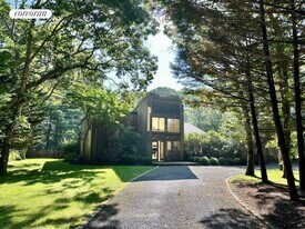 26 Woodland Way in Quogue, NY - Building Photo