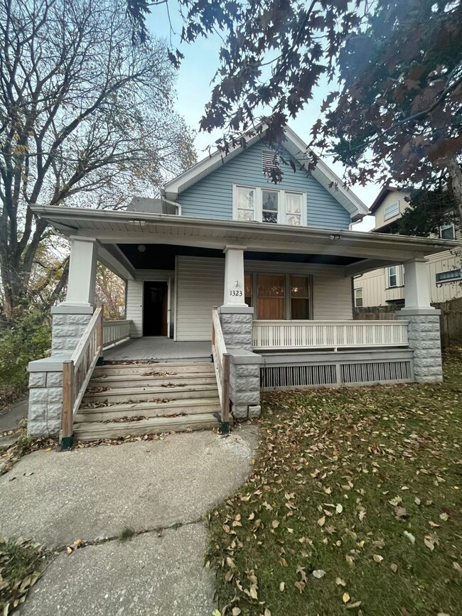 1323 17th St in Rock Island, IL - Foto de edificio - Building Photo