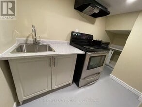 15 Magnotta Rd in Markham, ON - Building Photo - Building Photo