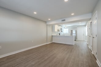 Crystal Gardens in Atlanta, GA - Building Photo - Interior Photo