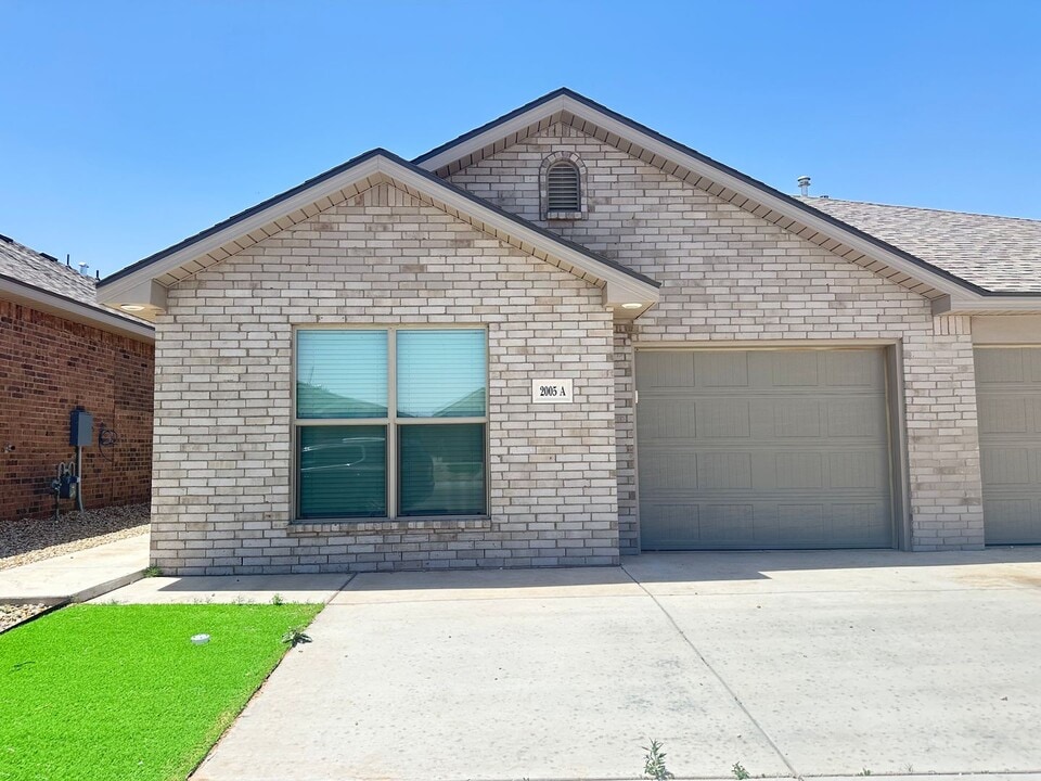 2005 Aberdeen Ave in Wolfforth, TX - Building Photo