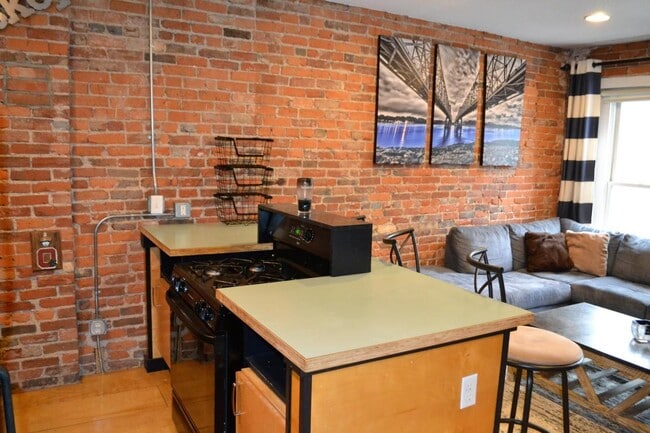 974 N High St, Unit C in Columbus, OH - Building Photo - Building Photo