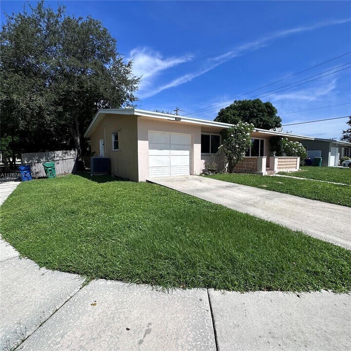 1111 NE 204th Terrace in Miami, FL - Building Photo