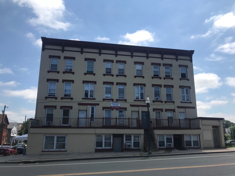 210 Arch St in New Britain, CT - Building Photo