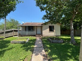 810 23rd St N in Texas City, TX - Building Photo