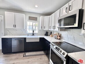1111 E Elk Ave in Glendale, CA - Building Photo - Building Photo