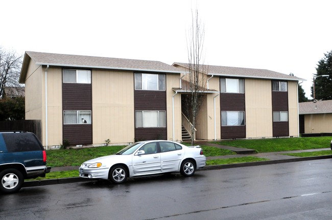 1903 10th St in Springfield, OR - Foto de edificio - Building Photo