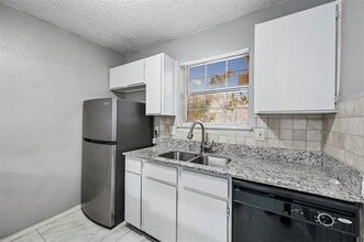 3034 Tudor Ln in Irving, TX - Building Photo - Building Photo