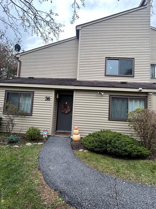 36 Sycamore Ct in Woodbury, NY - Building Photo