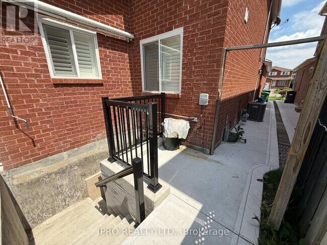495 Fairview Rd W in Mississauga, ON - Building Photo - Building Photo