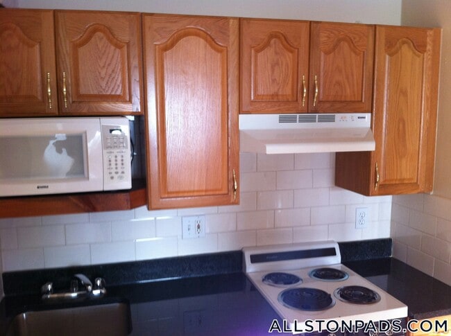 1110 Commonwealth Ave, Unit 301 in Boston, MA - Foto de edificio - Building Photo