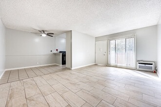 Berkeley Apartments in Pomona, CA - Foto de edificio - Interior Photo