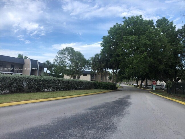 8001 Fairview Dr-Unit -210 in Tamarac, FL - Building Photo - Building Photo