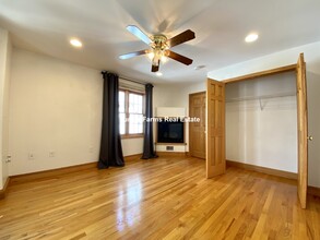 241 W 3rd St, Unit 2 in Boston, MA - Building Photo - Building Photo