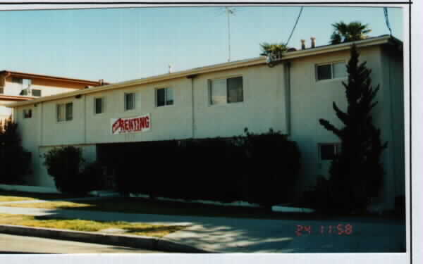 4610 Kester Ave in Van Nuys, CA - Foto de edificio - Building Photo