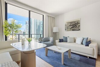 601 NE 1st Ave, Unit 2002 in Miami, FL - Foto de edificio - Building Photo