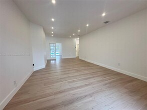 13348 SW 122nd Ave in Miami, FL - Foto de edificio - Building Photo