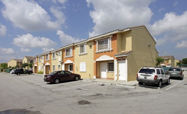 Garden View Villa Homes in Hialeah, FL - Building Photo - Building Photo