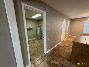 127 Hillcrest Dr in Luling, TX - Building Photo - Building Photo