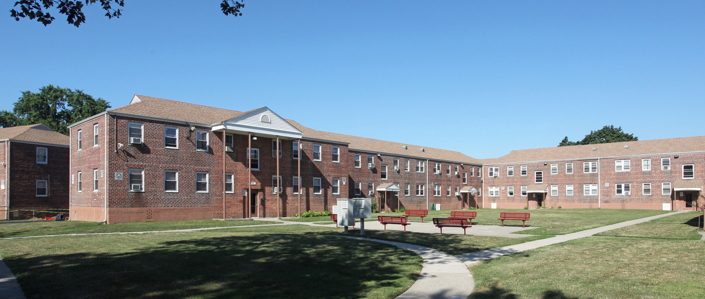 Park Lake Residence in Hempstead, NY - Foto de edificio