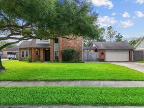 1016 Glenshannon Ave in Friendswood, TX - Building Photo - Building Photo