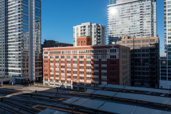 Polk Street Station in Chicago, IL - Foto de edificio - Building Photo