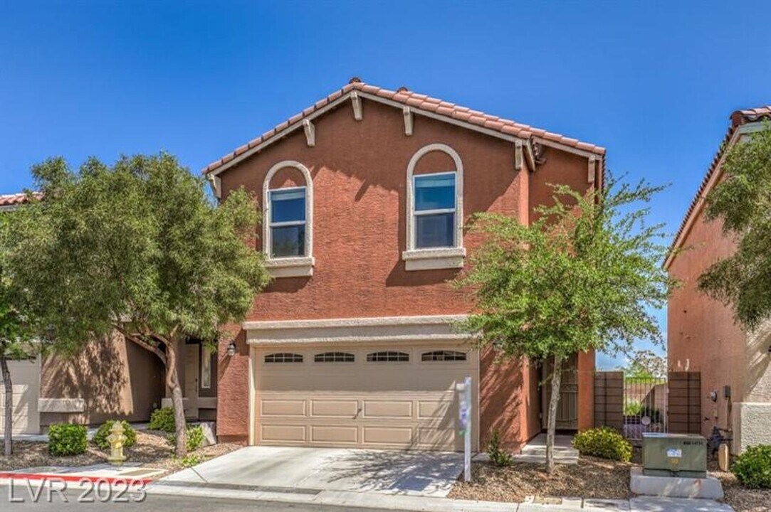 8320 Wuthering Heights Ave in Las Vegas, NV - Foto de edificio