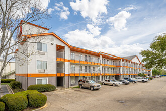 Siegel Select Baton Rouge in Baton Rouge, LA - Building Photo - Building Photo